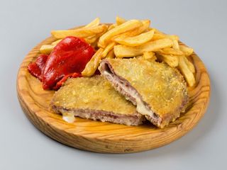 Cachopo con patatas fritas