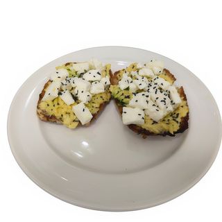 Tosta de aguacate triturado con queso feta
