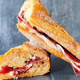 Tostada de pan chapata con jamón ibérico y tumaca