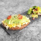 Tostada Con Aguacate Y Huevo Revuelto