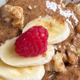 Tostada con amlou, platano y frutos secos