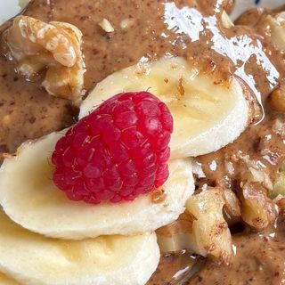 Tostada con amlou, platano y frutos secos