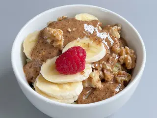 Tostada con amlou, platano y frutos secos