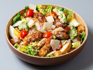 Ensalada César pollo crispy