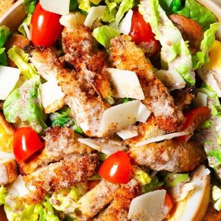 Ensalada César pollo crispy