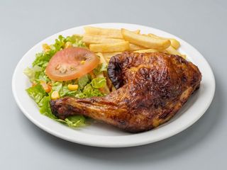 Cuarto de pollo al horno con guarnición