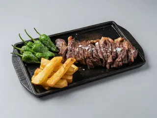Entrecot con patatas y ensalada