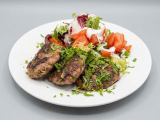 Smashballs de ternera con hierbas, queso labneh y Ensalada