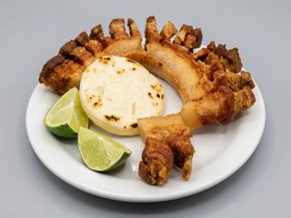 CHICHARON CON AREPA PAISA