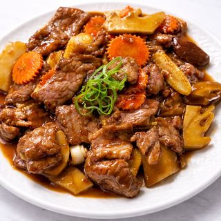 Láminas De Buey Con Setas Y Bambú