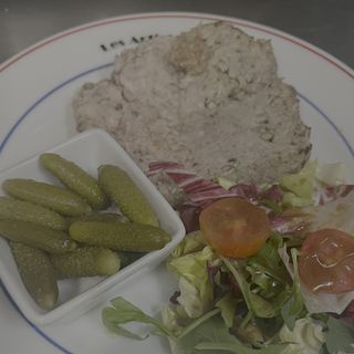 Terrine de campagne à l'ancienne et ses condiments.