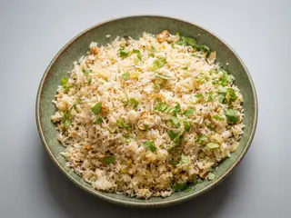 Arroz frito con cebolla y especias