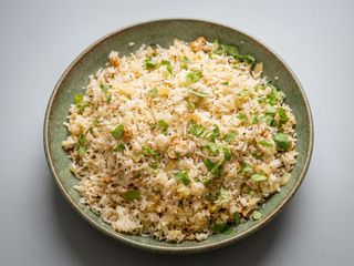 Arroz frito con cebolla y especias