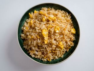 Arroz frito con huevo