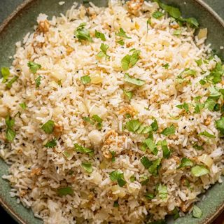 Arroz frito con cebolla y especias 