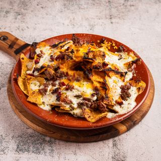 Nachos con carne y cheddar