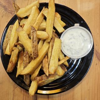 Patatas fritas con salsa de la casa