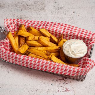 Patatas fritas con salsa de la casa