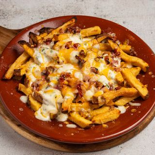 Patatas fritas con bacon, mozzarella y cheddar