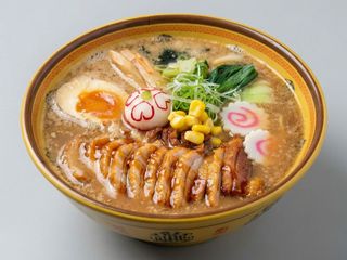 炸鸭酱油拉面(RAMEN DE PATO FRITO CON SALSA DE SOJA)