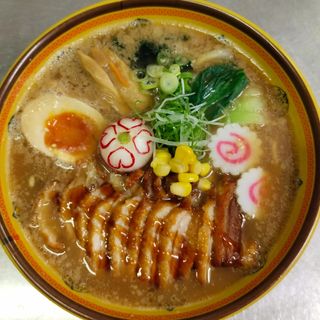 炸鸭酱油拉面(RAMEN DE PATO FRITO CON SALSA DE SOJA)