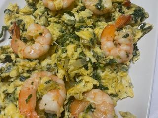 Revuelto De Langostinos Con Bacón Y Cebolla