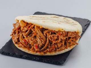 Arepa De Carne Y Queso