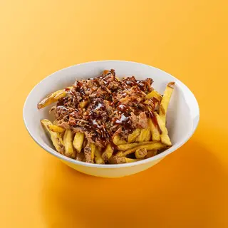 Patatas fritas con costillar desmenuzado