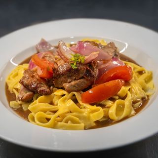Tagliatelle a la Huancaína con Lomo Saltado