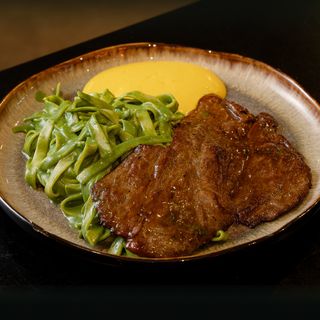 Tallarines Verdes con Bistec