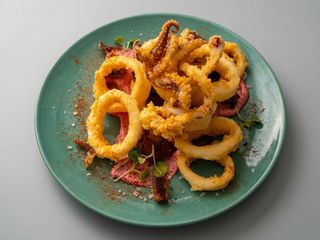 Fritura de calamares y gambones