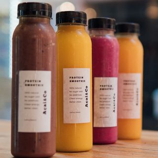 Smoothie de açai, mango, plátano y arándanos con proteína de vainilla.