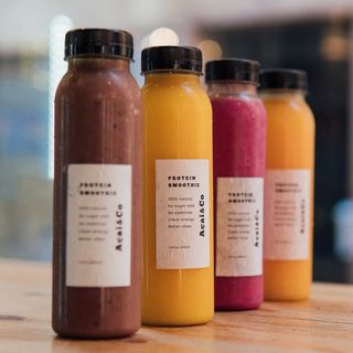 Smoothie de pitaya, mango y fresa con proteína de vainilla.