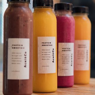 Smoothie de mango, piña, maracuyá y limón.