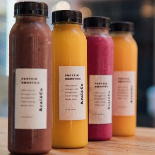 Smoothie de mango, piña, maracuyá y limón con proteína de vainilla.