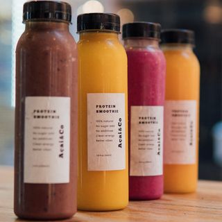 Smoothie de mango, papaya y piña con proteína de vainilla.