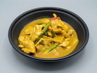 Pollo Salteado Con Verduras Y Curry Amarillo Thai