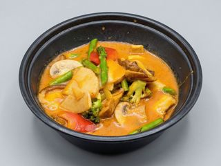 Vegetariana con curry rojo thal 
