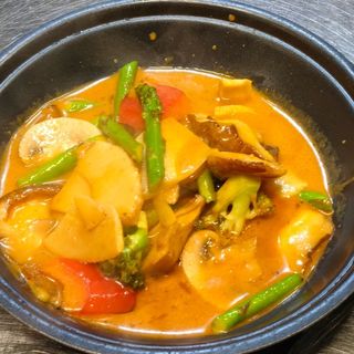 Vegetariana con curry rojo thal 