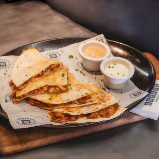 Quesadilla Pulled pork con queso fundido