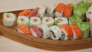Plato Combinado 18(Rollitos vegetales,California,S.de Salmón,S.de Atún