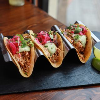 Patacones con cochinita Pibil