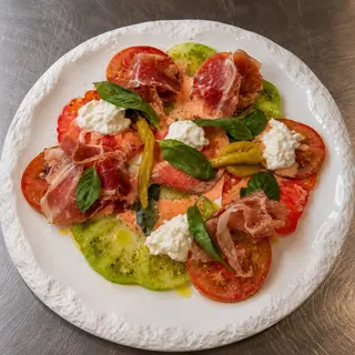 Ensalada de tomate, Burratina y jamón ibérico
