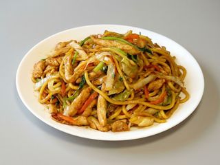 Yakisoba de pollo
