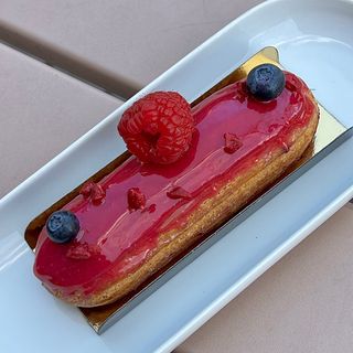 Eclair Frutos Rojos