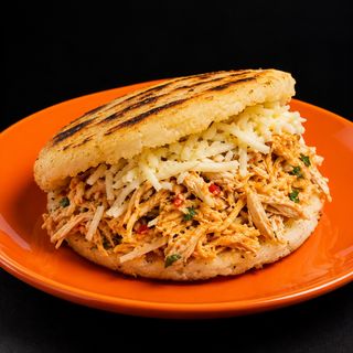 Arepa pollo con queso.