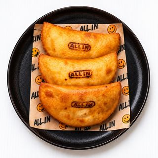 Empanada de tajada con queso.