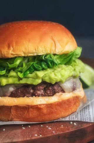 Tex-Mex Burger con patatas fritas