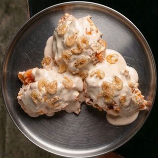 Ensaladilla rusa de la casa con gambitas de cristal