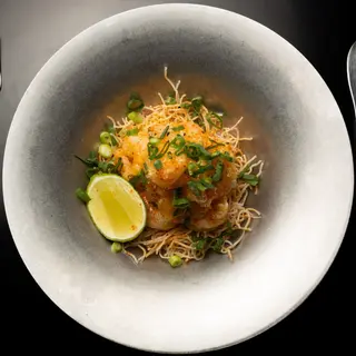 Langostinos Crocantes Con Miel De Maracuyá Y Fideos De Arroz Fritos